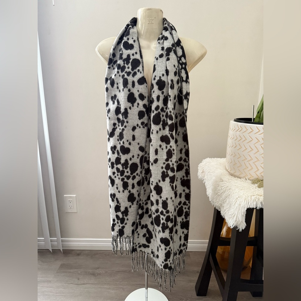 FRAAS Cashmink Women's Black and white Print Scarf Germany Fringe Detail